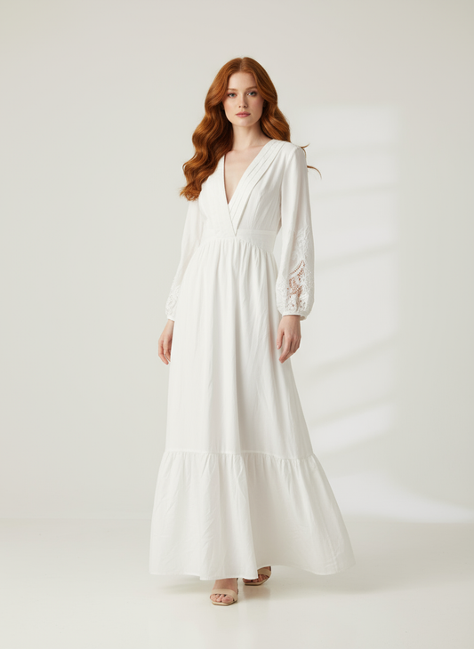 Modelo con vestido blanco y pelo rojo largo ondulado