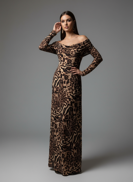Modelo con vestido largo de estampado animal